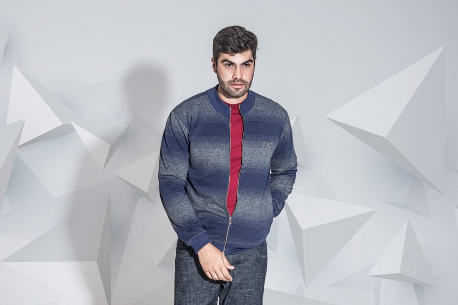 Como usar camisa masculina aberta com camiseta por baixo